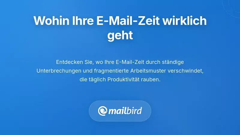 Person analysiert E-Mail-Zeit-Tracking-Daten auf Laptop mit Produktivitätsmetriken und Arbeitsablaufmustern