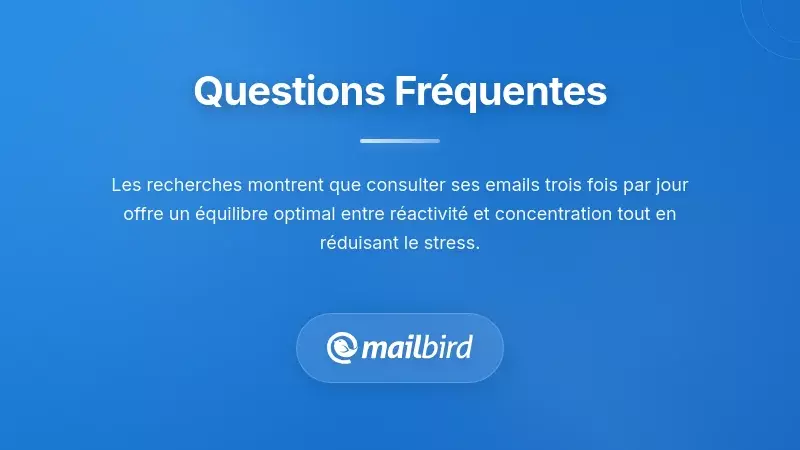 Personne v&eacute;rifiant ses emails selon un planning avec un calendrier affichant trois plages horaires quotidiennes