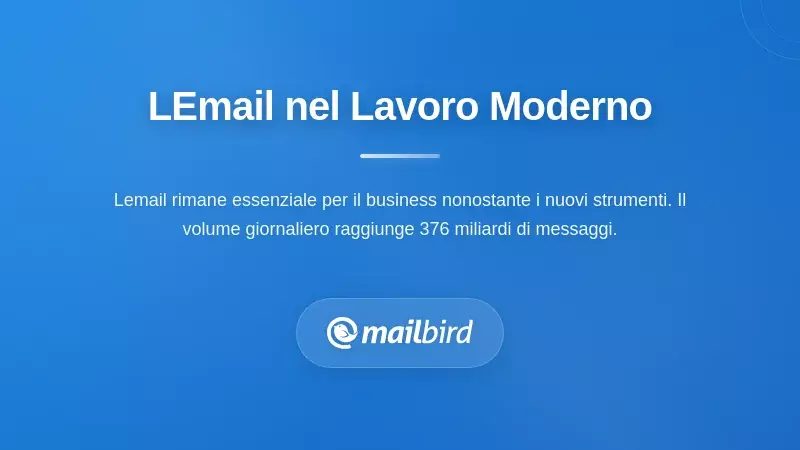 Professionista aziendale che gestisce le comunicazioni email alla scrivania rappresentando il ruolo centrale dell'email nella produttività sul lavoro
