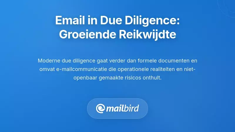Zakelijke professionals die digitale documenten en e-mailrecords beoordelen tijdens het due diligence proces bij fusies en overnames