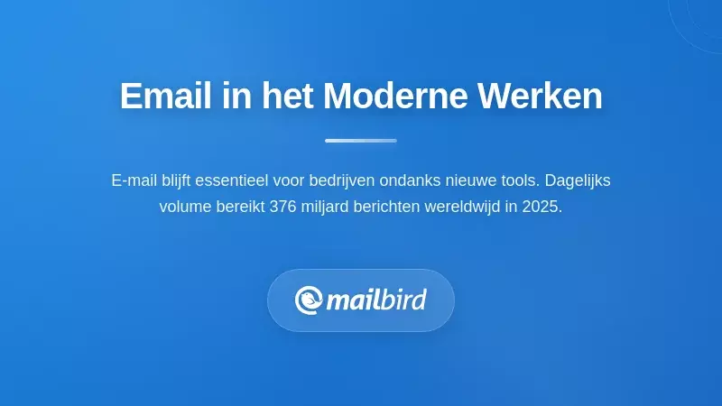 Zakelijke professional die e-mailcommunicatie beheert aan bureau en het centrale belang van e-mail in werkplekefficiëntie vertegenwoordigt