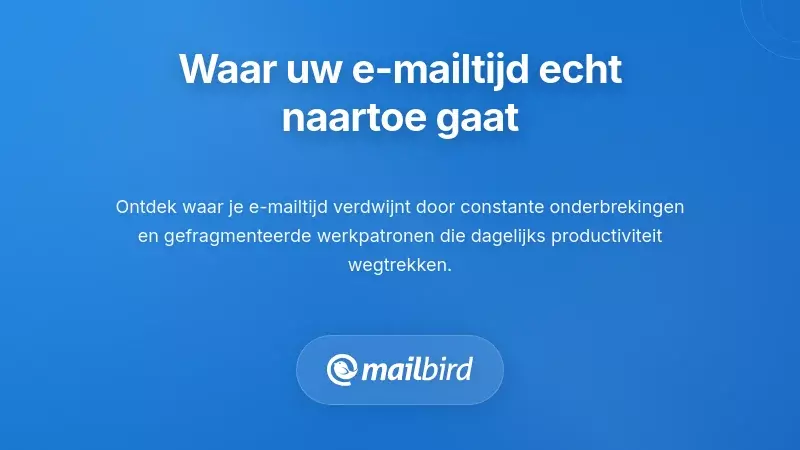 Persoon die e-mailtijd-trackinggegevens op laptop analyseert met productiviteitsstatistieken en workflowpatronen