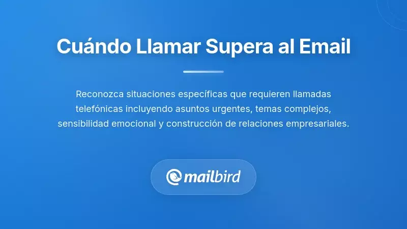 Profesional realizando una llamada telef&oacute;nica en el escritorio para resolver un problema de comunicaci&oacute;n urgente m&aacute;s r&aacute;pido que por correo electr&oacute;nico