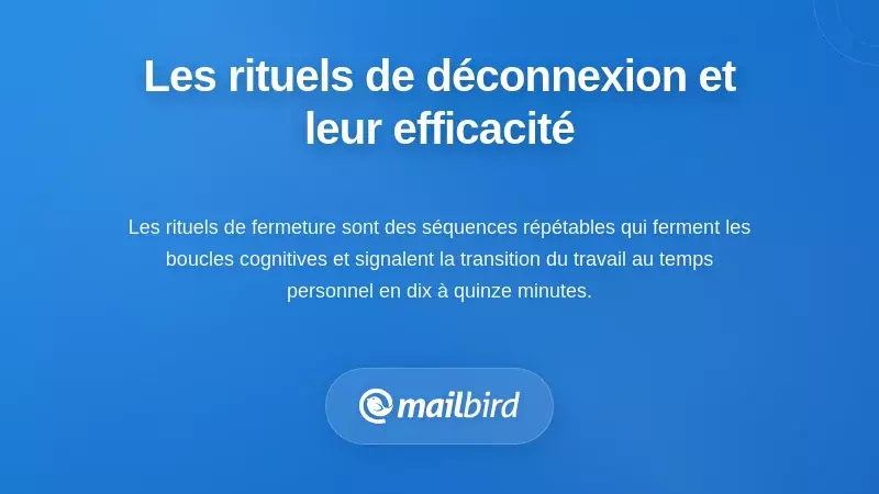 Espace de travail professionnel montrant le workflow du rituel de fermeture des emails et les techniques de clôture cognitive