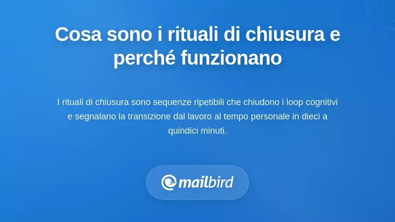Spazio di lavoro professionale che mostra il flusso di lavoro del rituale di chiusura delle email e tecniche di chiusura cognitiva