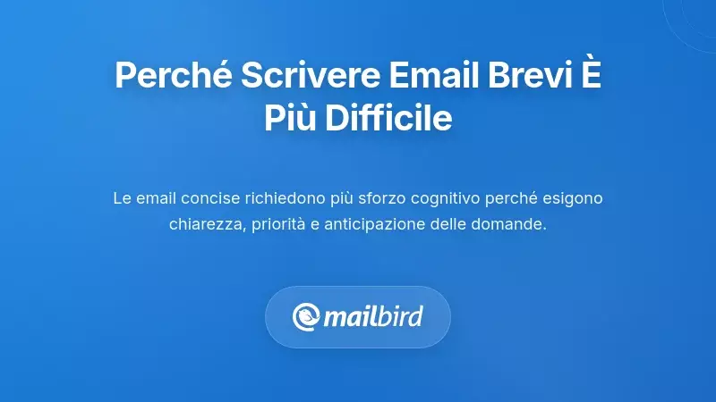Persona che modifica con cura e affina una breve email dimostrando la difficoltà della scrittura concisa