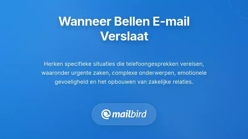Professional die aan de telefoon is aan een bureau om een dringend communicatieprobleem sneller op te lossen dan met e-mail