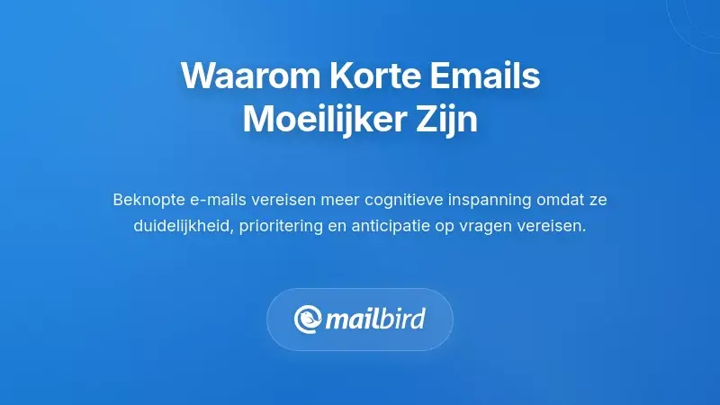 Persoon die zorgvuldig een korte e-mail bewerkt en verfijnt, wat de moeilijkheid van beknopt schrijven aantoont