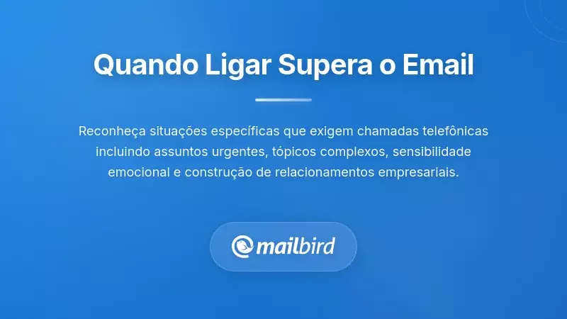Profissional a fazer uma chamada telefónica na secretária para resolver um problema urgente de comunicação mais rápido do que por e-mail