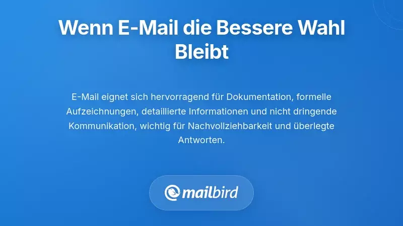 Person überprüft E-Mail auf Laptop und wählt asynchrone Kommunikation für dokumentierte Arbeitsabläufe