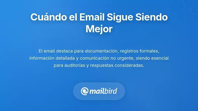 Persona revisando correo electr&oacute;nico en el port&aacute;til eligiendo comunicaci&oacute;n asincr&oacute;nica para workflow documentado