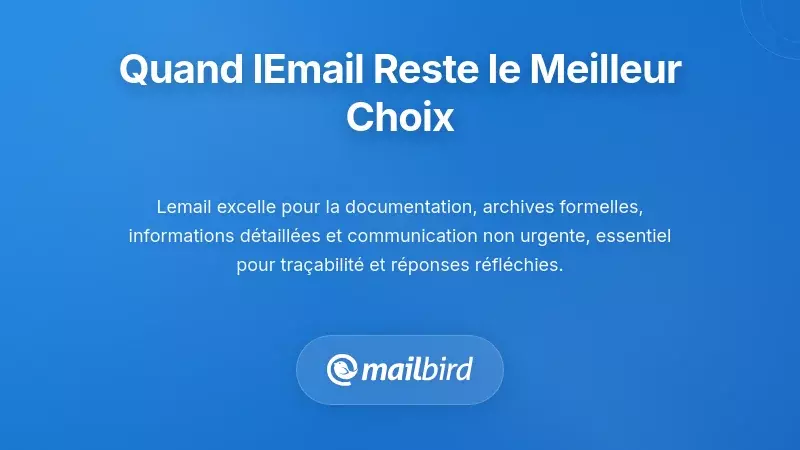 Personne consultant un email sur un ordinateur portable choisissant la communication asynchrone pour un flux de travail documenté