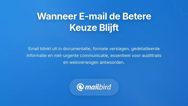 Persoon die e-mail op laptop bekijkt en asynchrone communicatie kiest voor gedocumenteerde workflow