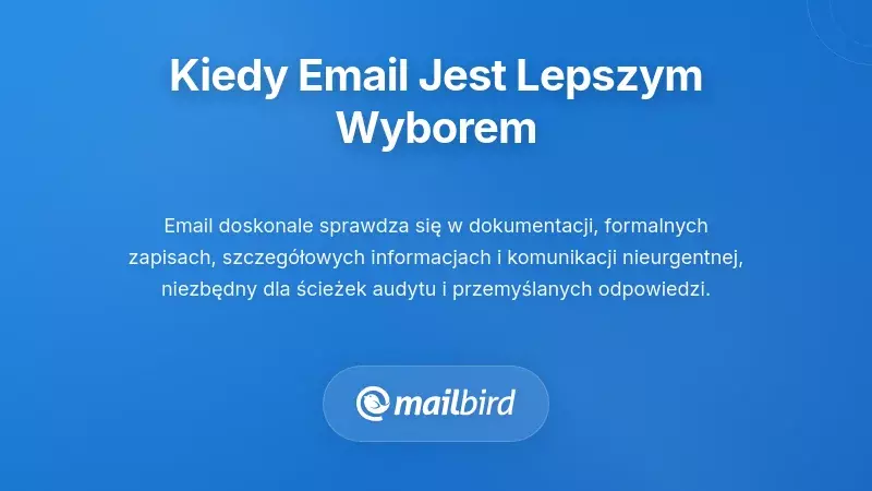 Osoba przeglądająca e-mail na laptopie wybierająca komunikację asynchroniczną dla udokumentowanego przebiegu pracy