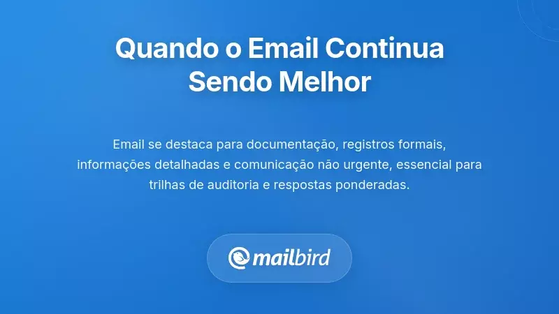 Pessoa a rever email num portátil escolhendo comunicação assíncrona para fluxo de trabalho documentado