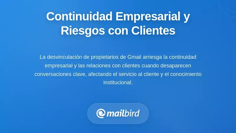 Profesionales revisando comunicaciones por correo electr&oacute;nico con clientes durante la transici&oacute;n de empleados