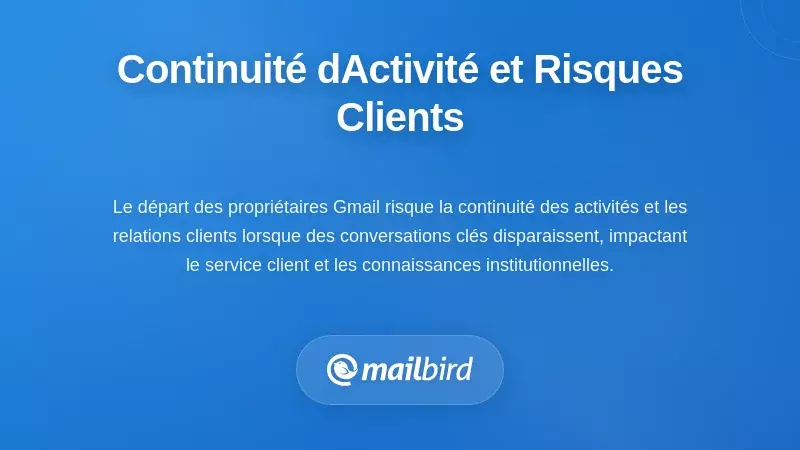 Professionnels examinant les communications par e-mail des clients lors de la transition d’un employé